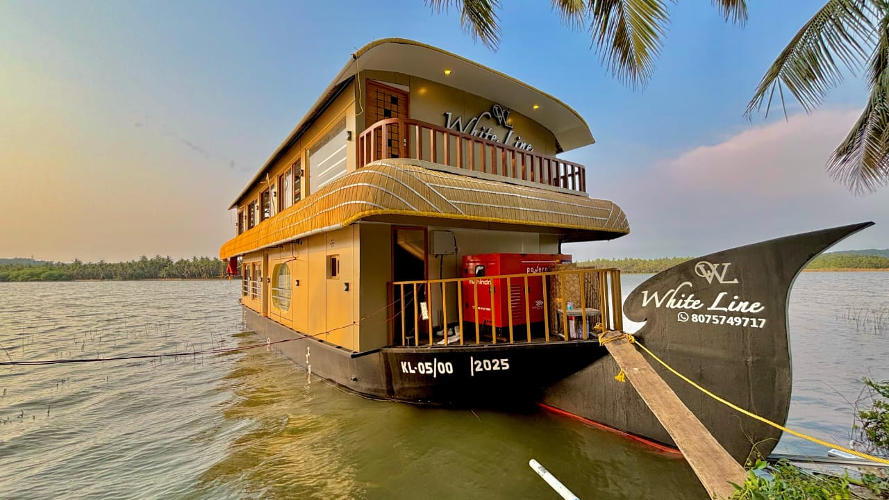 Houseboat booking Calicut — overnight stay & backwater cruise