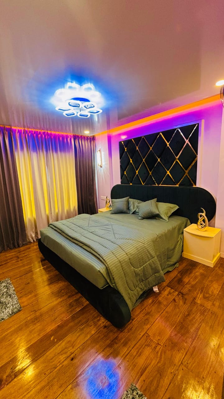 Overnight houseboat stay in Akalappuzha — romantic & family retreat